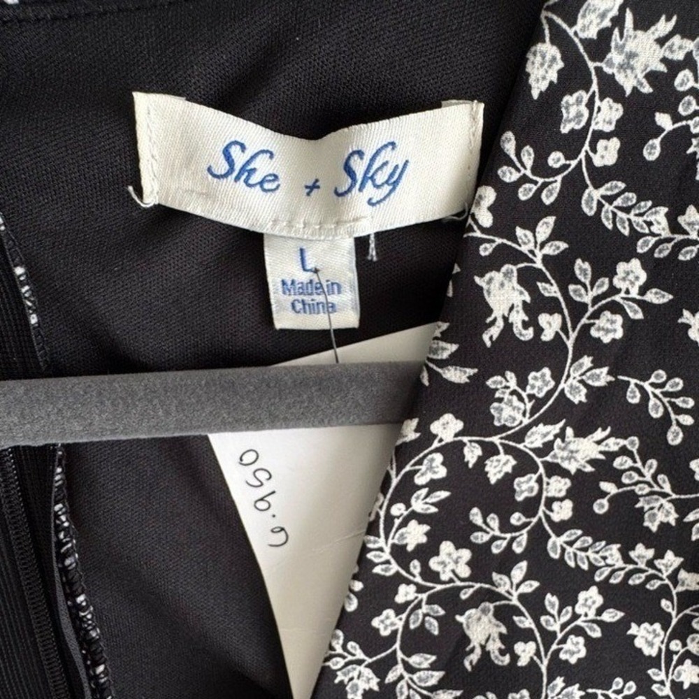 She + Sky Monochrome Floral Romper‎ Size Large - Picture 3 of 7